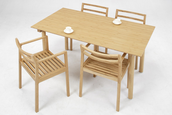 竹素材のダイニングテーブル