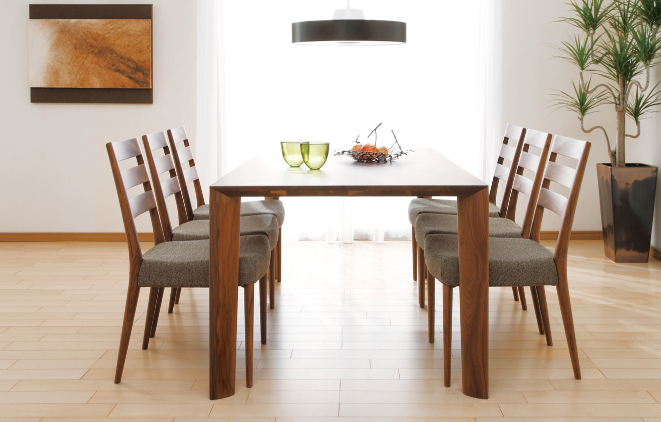 ダイニングテーブルとチェアの高さで変わる食事の快適さ