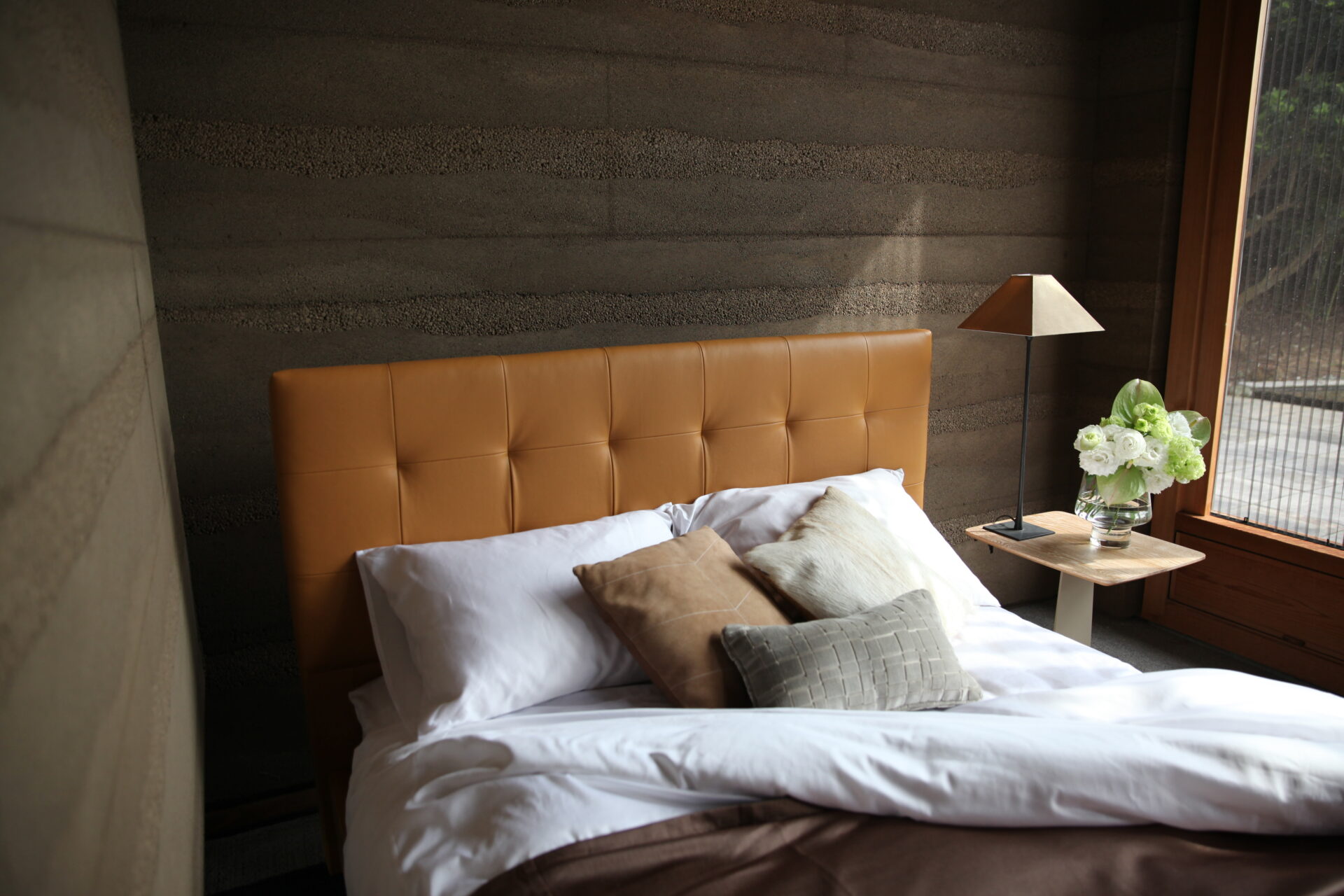 寝室を快適にするヘッドボードの重要性と機能的な選び方