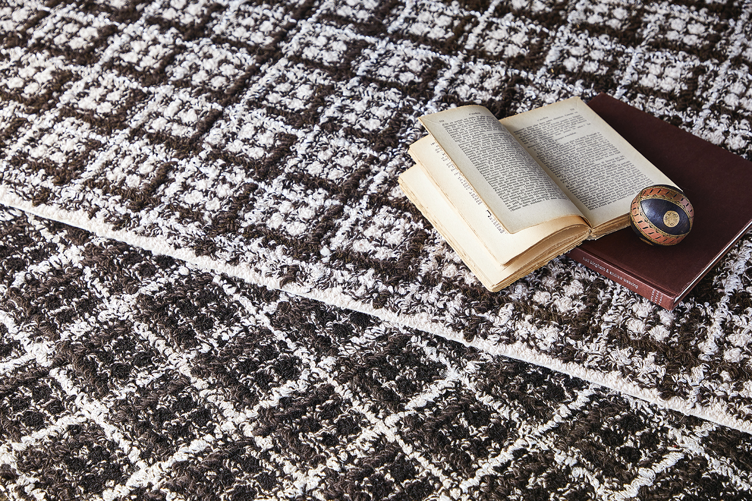 心地よさが続くラグ素材の選び方