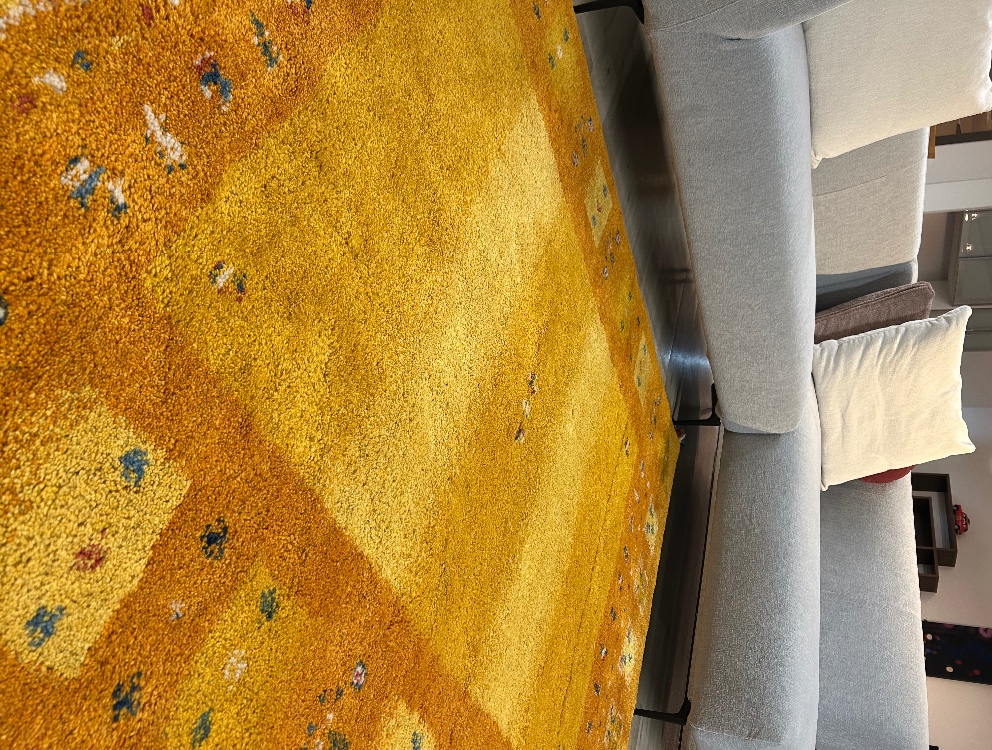 遊牧民の祈りと自然の恵みを織り込んだ、ギャッベの魅力